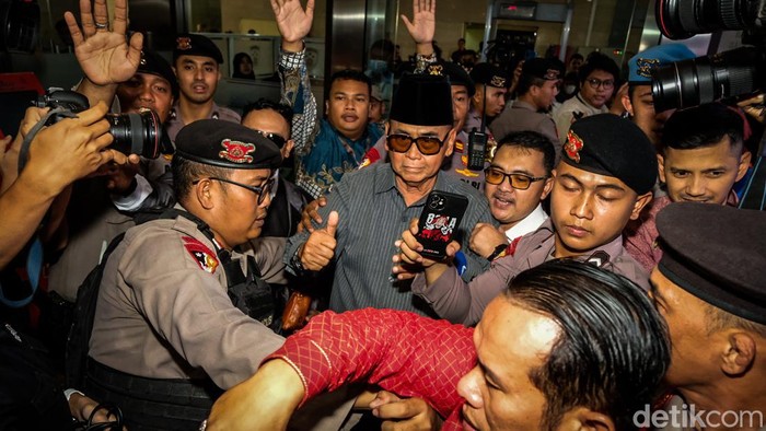 Pimpinan Ponpes Al-Zaytun, Panji Gumilang memenuhi panggilan Bareskrim Polri untuk diperiksa terkait kasus penodaan agama. Panji mengacungkan jempol saat tiba di Bareskrim.