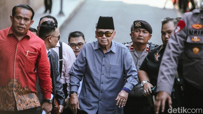 Pimpinan Ponpes Al-Zaytun, Panji Gumilang memenuhi panggilan Bareskrim Polri untuk diperiksa terkait kasus penodaan agama. Panji mengacungkan jempol saat tiba di Bareskrim.