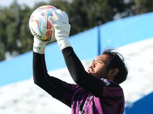 Arema FC Pinjamkan Kiper Adixi Lenzivio ke PSMS Medan