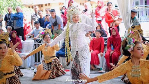 Aksi Wida Ramayana Putri saat menari jaipong di acara pernikahannya, viral di TikTok.