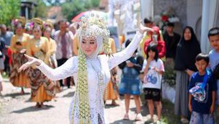 Aksi Wida Ramayana Putri saat menari jaipong di acara pernikahannya, viral di TikTok.
