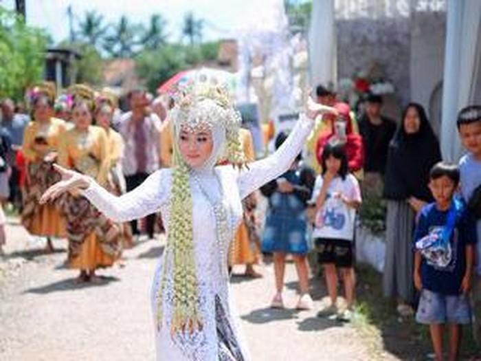 Aksi Wida Ramayana Putri saat menari jaipong di acara pernikahannya.