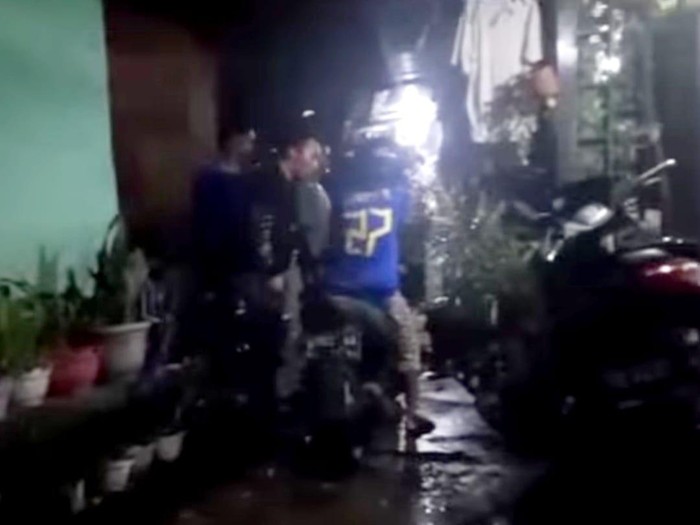 Anak ketua DPRD Ambon Elly Toisuta,  Abdi Toisuta menganiaya remaja hingga tewas. Tangkapan Layar/Dokumen Istimewa