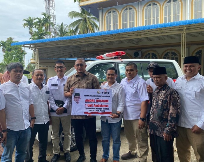 Andre Rosiade menyerahkan ambulans untuk Masjid Ainul Muttaqin, Kelurahan Koto Luar, Kecamatan Pauh, Kota Padang, Senin (31/7).