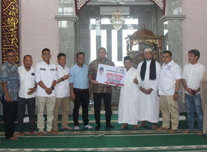 Anggota DPR RI asal Sumatera Barat (Sumbar) Andre Rosiade datang untuk bersilaturahmi dengan pengurus dan jemaah Masjid Mustauhidin pada Senin (31/7).