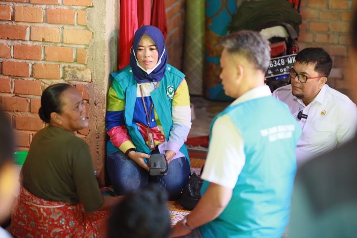 Anggota DPRD Jambi Bawa ODGJ ke RS