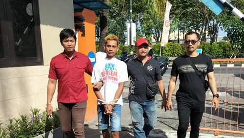 Anggota Polsek Benoa meringkus Ama Ngailu yang merupakan buronan kasus pembunuhan yang ditangani Polres Sumba Barat di Pelabuhan Benoa, Denpasar, Bali, Selasa (1/9/2023). (Foto: Istimewa)