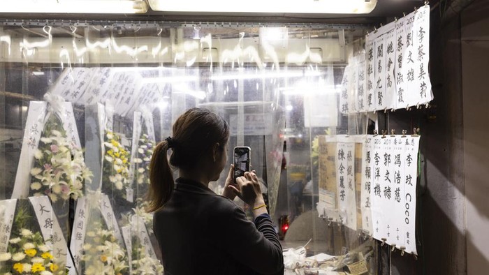 Members of the public line up to pay their respect for singer and songwriter Coco Lee outside a funeral home in Hong Kong, Monday, July 31, 2023. Lee died July 5 at age 48. (AP Photo/Louise Delmotte)