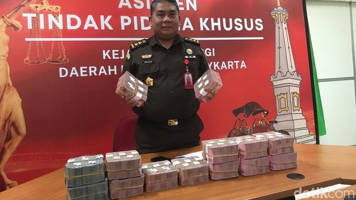 Asisten Tindak Pidana Khusus Kejati DIY Muhammad Anshar Wahyuddin menunjukan uang gratifikasi di Kantor Kejati DIY, Selasa (1/8).