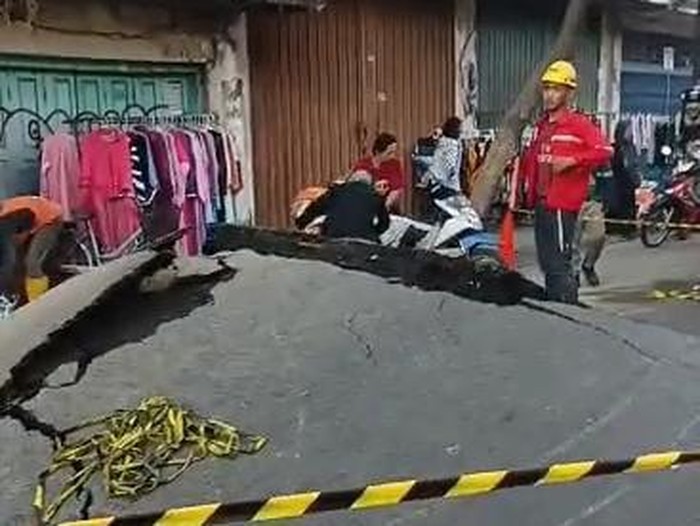 Aspal meletek di kawasan Pasar Kembang Surabaya