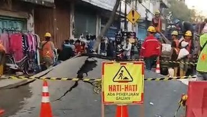 Aspal meletek di kawasan Pasar Kembang Surabaya