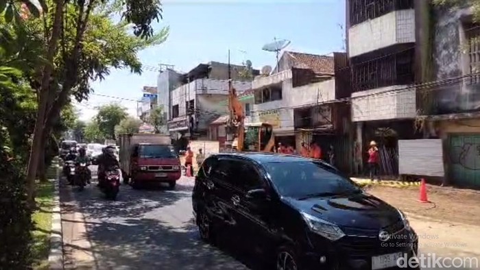 Aspal pecah menyembul menjadi gunungan di Pasar Kembang, Surabaya.