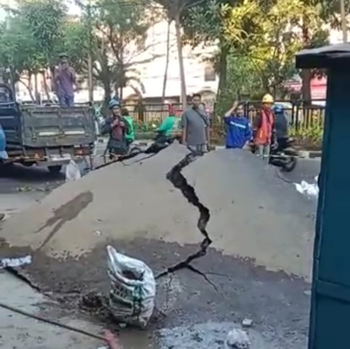 aspal retak di pasar kembang surabaya