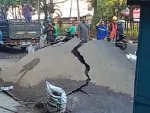 Penampakan Aspal Pecah di Jalan Pasar Kembang Surabaya