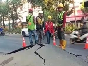 Terungkap! Aspal Meletek di Pasar Kembang Imbas Pemasangan Pipa Baru PDAM