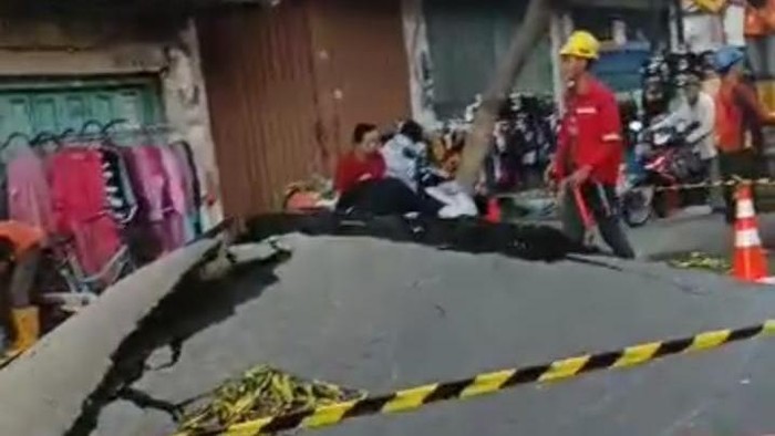 aspal retak di pasar kembang surabaya
