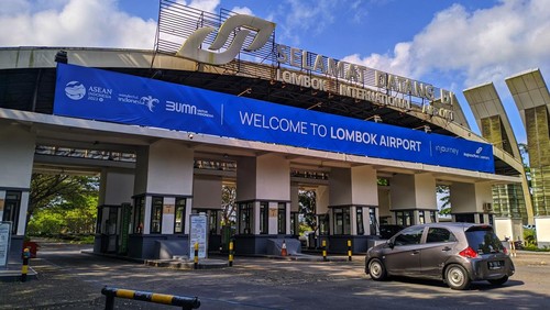Bandara Internasional Lombok memberlakukan sistem pembayaran parkir secara nontunai (cashless) mulai 1 Agustus 2023. (Foto: Ahmad Viqi/detikBali)