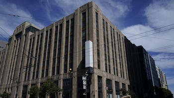 Markas besar perusahaan di San Francisco yang sebelumnya dikenal sebagai Twitter terlihat Senin, 31 Juli 2023. Tanda X yang berkedip terang telah dicopot dari gedung hanya beberapa hari setelah dipasang. AP/Godofredo A. Vásquez  