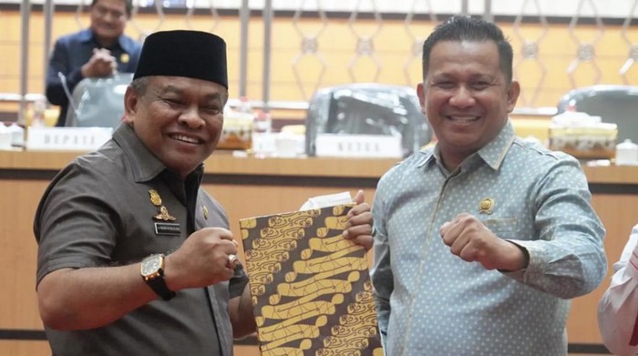 Bupati Bone Andi Fahsar Padjalangi dan Ketua DPRD Bone Irwandi Burhan.