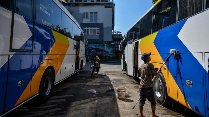 Bus DAMRI meninggalkan Terminal Cicaheum di, Bandung, Jawa Barat, Selasa (1/8/2023). Perum DAMRI menyediakan layanan transportasi menuju Bandara Kertajati dari sejumlah kota termasuk Kota Bandung guna memudahkan masyarakat yang ingin bepergian menggunakan pesawat seiring dengan pemindahan penerbangan dari Bandara Husein Sastranegaran ke Bandara Kertajati pada Oktober 2023 mendatang. ANTARA FOTO/Raisan Al Farisi/foc.