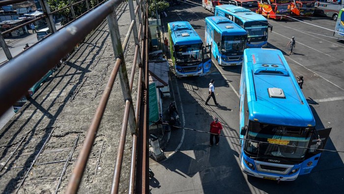 Bus DAMRI meninggalkan Terminal Cicaheum di, Bandung, Jawa Barat, Selasa (1/8/2023). Perum DAMRI menyediakan layanan transportasi menuju Bandara Kertajati dari sejumlah kota termasuk Kota Bandung guna memudahkan masyarakat yang ingin bepergian menggunakan pesawat seiring dengan pemindahan penerbangan dari Bandara Husein Sastranegaran ke Bandara Kertajati pada Oktober 2023 mendatang. ANTARA FOTO/Raisan Al Farisi/foc.
