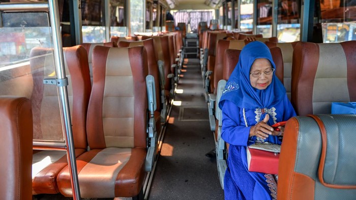 Bus DAMRI meninggalkan Terminal Cicaheum di, Bandung, Jawa Barat, Selasa (1/8/2023). Perum DAMRI menyediakan layanan transportasi menuju Bandara Kertajati dari sejumlah kota termasuk Kota Bandung guna memudahkan masyarakat yang ingin bepergian menggunakan pesawat seiring dengan pemindahan penerbangan dari Bandara Husein Sastranegaran ke Bandara Kertajati pada Oktober 2023 mendatang. ANTARA FOTO/Raisan Al Farisi/foc.