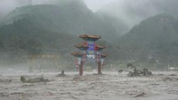 Setelah rekor suhu panas, Beijing dihantam Topan Doksuri. Topan ini membawa hujan deras yang menyebabkan banjir bandang yang merusak seluruh wilayah Beijing. Bahkan hujan itu rekor sebagai paling deras sejak pencatatan resmi dimulai sekitar 140 tahun lalu. (AP Photo/Ng Han Guan)