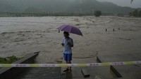 Rekor curah hujan tercatat di Beijing, yang merupakan sisa-sisa dari Topan Doksuri.    