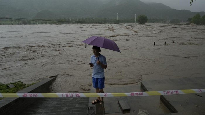Dahsyatnya Banjir di China Gegara Badai Doksuri A traditional gate is seen inundated by flood waters in the Miaofengshan area on the outskirts of Beijing, Tuesday, Aug. 1, 2023. Chinese state media report some have died and others are missing amid flooding in the mountains surrounding the capital Beijing. (AP Photo/Ng Han Guan)