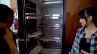 Dapurnya juga dilengkapi dengan rak-rak besar yang memiliki pintu megah. Rak-rak tersebut memiliki warna cokelat yang mengilap. Foto: YouTube Fuji An