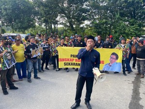 Demo Protes Rocky Gerung Digelar di Balikpapan, Massa Bakar Poster
