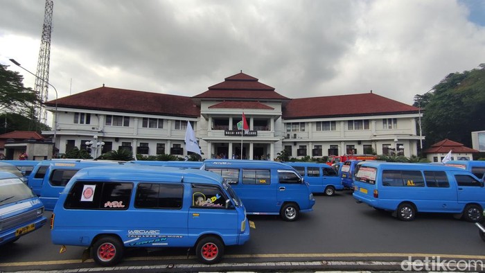 Demo sopir ankot Kota Malang tuntut uang dana bantuan Rp 300 ribu
