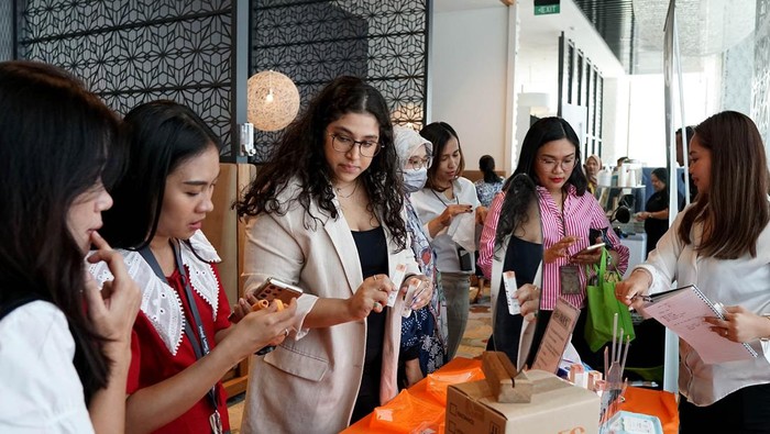 Dorong Keberlanjutan Lewat Maybank SustainLiving Market Sebagai bagian dari agen pembangunan, Maybank Indonesia tetap teguh menjunjung tinggi komitmennya pada keberlanjutan ekonomi, sosial dan lingkungan untuk Indonesia.