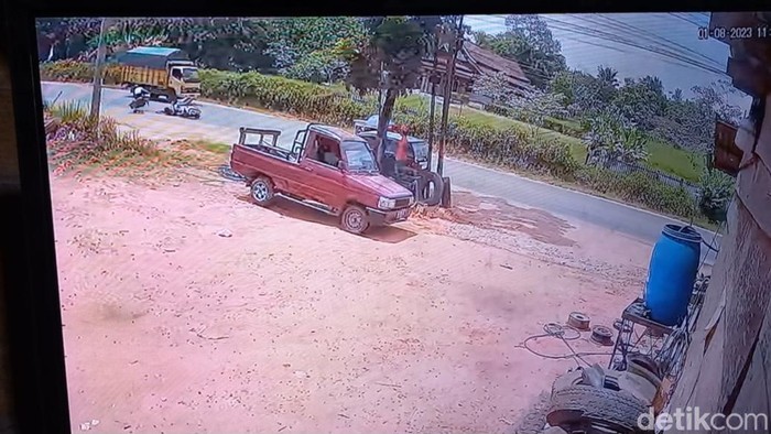 Dua pemotor di Jambi tewas ditabrak usai hindari jalan rusak