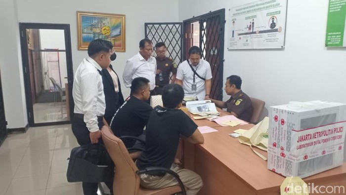 Dua tersangka kasus hoax baju bekas sitaan diaawa pulang dilimpahkan ke Kejati DKI Jakarta.