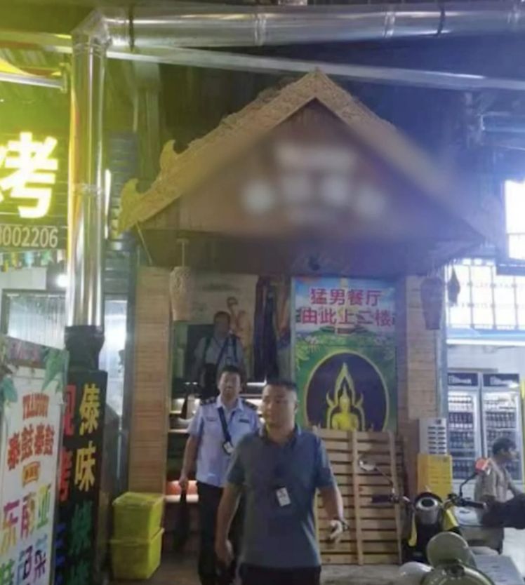 Duh! Resto dengan Pelayan Pria Macho Ini Tutup karena Aksi Tak Senonoh
