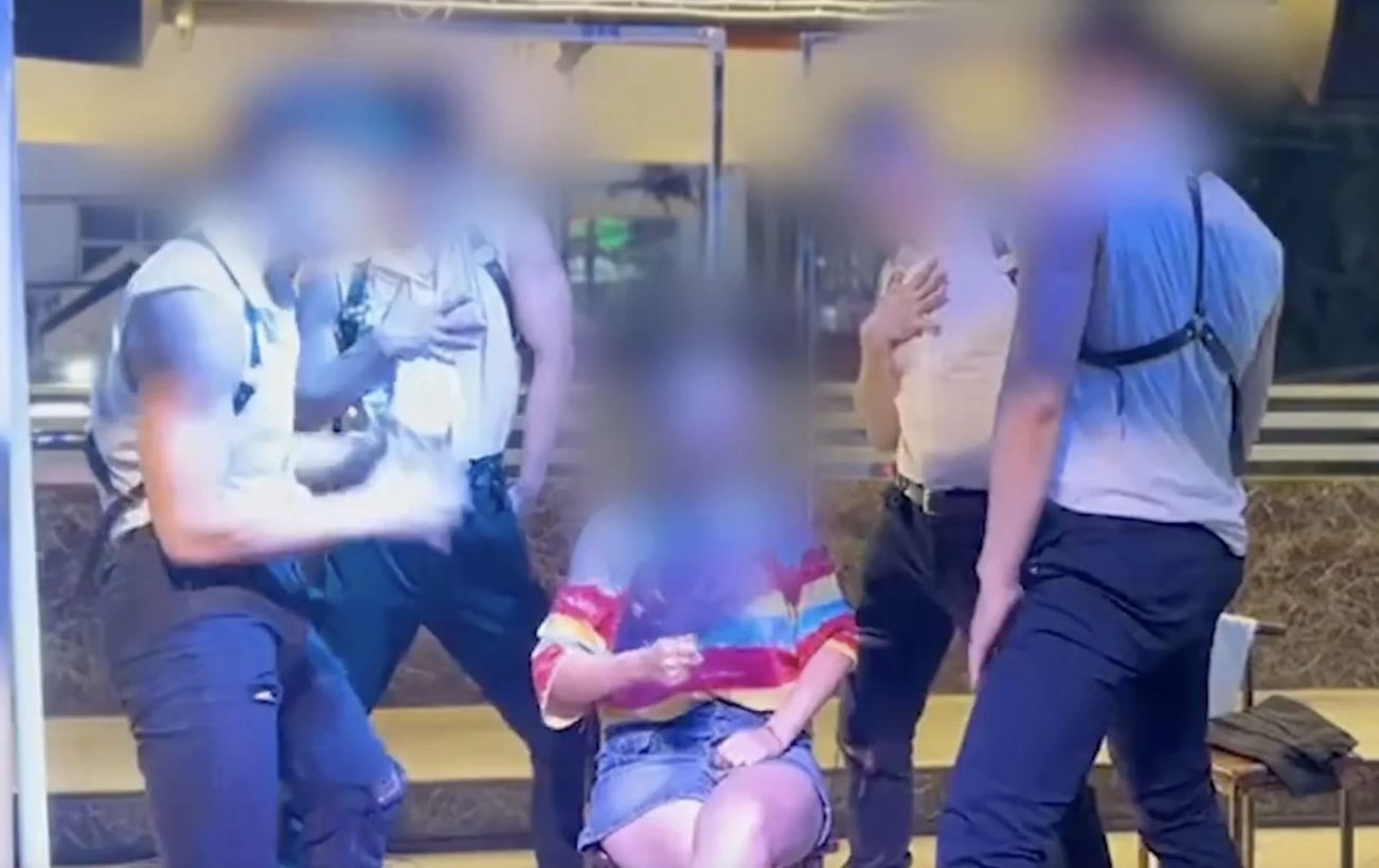Duh! Resto dengan Pelayan Pria Macho Ini Tutup karena Aksi Tak Senonoh