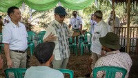 Ketua Dewan Komisioner Otoritas Jasa Keuangan (OJK) Mahendra Siregar (kedua kiri) didampingi Kepala OJK Regional 7 Sumatera Bagian Selatan Untung Nugroho (kiri) berbincang dengan petani kelapa sawit usai penyerahkan bantuan pembiayaan perbankan kepada petani kelapa sawit di Desa Bumi Harapan, Teluk Gelam, Kabupaten Ogan Komering Ilir (OKI), Sumatera Selatan. 