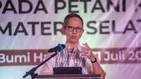 Ketua Dewan Komisioner Otoritas Jasa Keuangan (OJK) Mahendra Siregar menyampaikan pidato saat acara peningkatan dukungan pembiayaan perbankan kepada petani kelapa sawit di Desa Bumi Harapan, Teluk Gelam, Kabupaten Ogan Komering Ilir (OKI), Sumatera Selatan, 