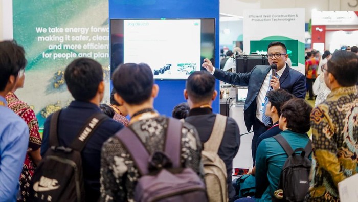 Arif B Syamra, Sales Senior Manager, mempresentasikan layanan Rig Direct®️ kepada para pengunjung di booth Tenaris dalam gelaran Indonesian Petroleum Association Convention and Exhibition (IPA Convex) 2023 di ICE BSD, Tangerang, Rabu  (26/7/2023).