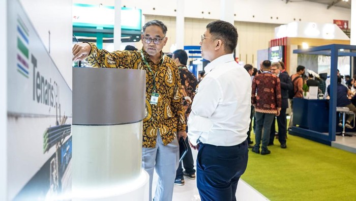 Arif B Syamra, Sales Senior Manager, mempresentasikan layanan Rig Direct®️ kepada para pengunjung di booth Tenaris dalam gelaran Indonesian Petroleum Association Convention and Exhibition (IPA Convex) 2023 di ICE BSD, Tangerang, Rabu  (26/7/2023).