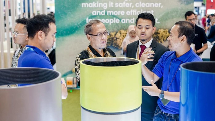Arif B Syamra, Sales Senior Manager, mempresentasikan layanan Rig Direct®️ kepada para pengunjung di booth Tenaris dalam gelaran Indonesian Petroleum Association Convention and Exhibition (IPA Convex) 2023 di ICE BSD, Tangerang, Rabu  (26/7/2023).
