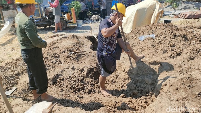 Evakuasi penemuan benda yang diduga fosil gading gajah di Desa Ngembung, Kecamatan Kalijambe, Kabupaten Sragen, Selasa (1/8/2023).