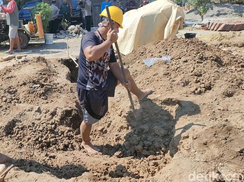 Evakuasi penemuan benda yang diduga fosil gading gajah di Desa Ngembung, Kecamatan Kalijambe, Kabupaten Sragen, Selasa (1/8/2023).