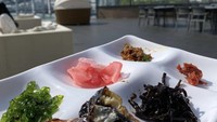 Ini salah satu menu yang dinikmati oleh Feni Rose. Berupa lauk khas Jepang yang nikmat, ada rumput laut hingga acar jahe. Foto: Instagram @fenirose
