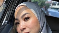 Feni Rose, presenter kondang yang membawakan program acara Rumpi di Trans TV. Ia kerap mengunggah momennya saat kulineran di akun Intagram pribadinya. Foto: Instagram @fenirose