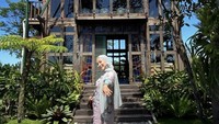 Kalau ini Outfit of The Day Feni Rose yang cantik di depan kafe Ayom Jogja. Kafe ini tampak asri dengan tampilan kafe yang keren. Foto: Instagram @fenirose