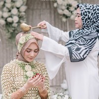 Ini potret Citra Kirana yang melakukan sesi siraman dengan adat Sunda sebelum menikah dengan Rezky Aditya pada 2019. Ia memilih hijab warna krem yang cerah. Foto: dok. Imagenic