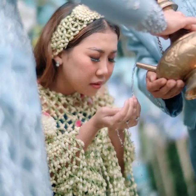 Kiki Saputri juga menjalani rangkaian adat siraman sebelum menikah dengan Muhammad Khairi. Foto: Instagram @windrafotografi