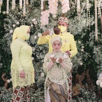 Lesty Kejora menjalani proses siraman adat Sunda sebelum menikah dengan Rizky Billar. Ia juga mengenakan hijab krem senada dengan kainnya. Foto: Instagram @riomotret